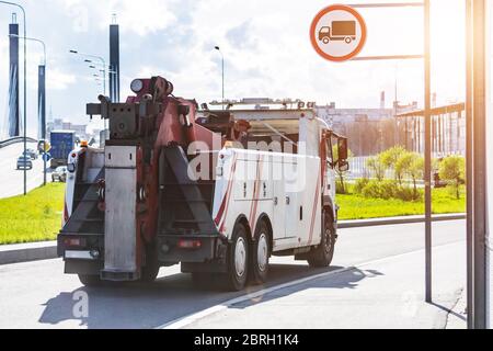 Leistungsstarke große Rig Sattelschlepper Schlepper fahren auf City Highway Stockfoto