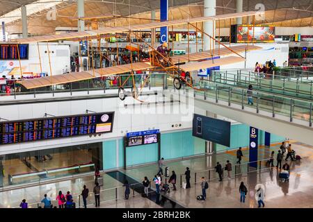 HONGKONG, CHINA - 21. FEBRUAR 2013: Retro-Flugzeug im Retro-Stil auf dem Internationalen Flughafen Hongkong. Der Flughafen Hongkong hat mehr als 60 Millionen Einwohner Stockfoto