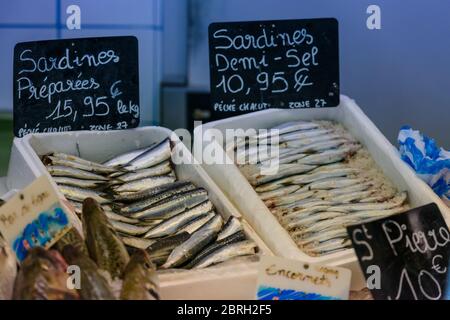 Sardinenschachteln auf einem Marktstand in Saint-Palais-sur-Mer, Charente-Maritime, an der französischen Atlantikküste. Stockfoto