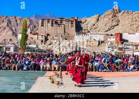 LEH, INDIEN - 26. SEPTEMBER 2013: Unbekannte Menschen tanzen in traditionellen ethnischen Kleidung auf Ladakh Festival in Leh Stadt in Indien Stockfoto