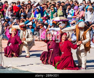 LEH, INDIEN - 26. SEPTEMBER 2013: Unbekannte Menschen tanzen in traditionellen ethnischen Kleidung auf Ladakh Festival in Leh Stadt in Indien Stockfoto