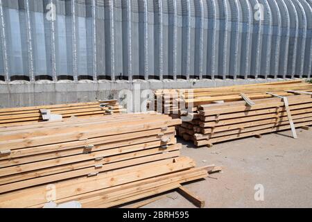 Die Platten werden für die Lagerung auf der Baustelle gebaut. Platten für den Bau. Stockfoto