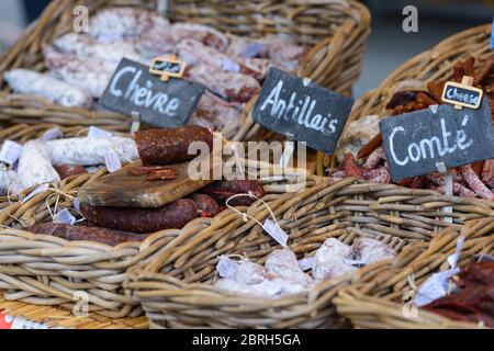 Saint-Palais-sur-Mer, Frankreich: Verschiedene französische Trockenwürste (Saucisson) auf einem Marktstand - Ziegenkäse, karibischer und Comté-Käse. Stockfoto