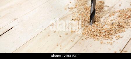 Detail der Bohrer Bohren natürlichen Holzlatten. Platz für Text. Arbeits- und DIY-Konzept. Stockfoto