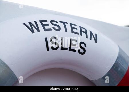 Eine Nahaufnahme einer Rettungsboje, die Western Isles auf einer Fähre nach Rum sagt Stockfoto