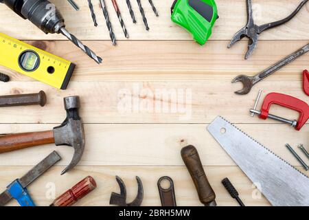 Draufsicht Set von Werkzeugen und Schränke Zubehör auf natürliche Kiefer Holzbrett verlassen freien Platz für Text in der Mitte platziert. Arbeits- und DIY-Konzept. Stockfoto