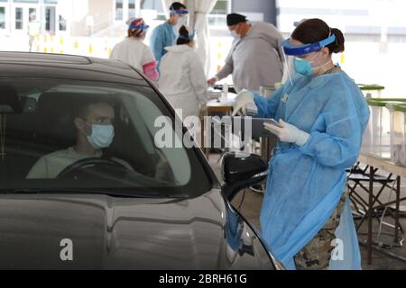 Iowa National Guard Soldiers registriert einen Patienten an einem COVID-19, Coronavirus Drive Thru Testgelände 16. Mai 2020 in Sioux City, Iowa. Stockfoto