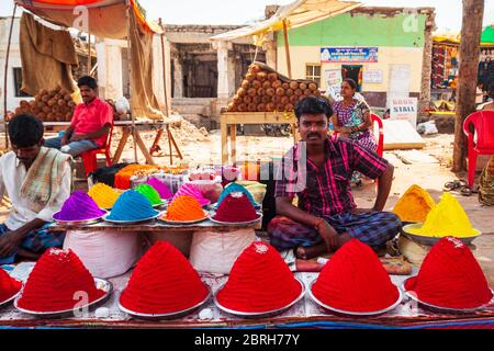 HAMPI, INDIEN - 21. FEBRUAR 2012: Holi Pulver Farben auf dem lokalen Markt in Indien Stockfoto