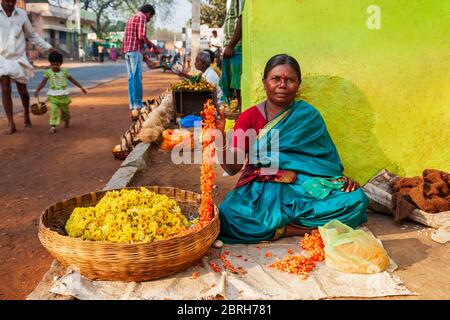 HAMPI, INDIEN - 21. FEBRUAR 2012: Unbekannte Frau, die Blumenangebote für Puja in Delhi, Indien verkauft Stockfoto