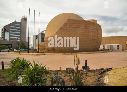 TIJUANA, MEXIKO - 05. MAI 2017: Das kulturelle Zentrum der Stadt CECUT mit seinem sphärischen OMNIMAX-Kino, dem berühmten und bekanntesten Wahrzeichen der Stadt Stockfoto