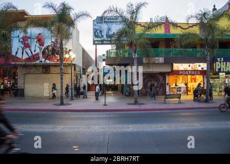 Mexiko - Baja California - Tijuana - das tägliche Leben an der Kreuzung von Avenida Revolucion und dem handwerklichen Pasaje Rodriguez, dem beliebten Wahrzeichen der Stadt Stockfoto