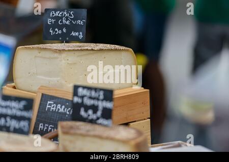 Saint-Palais-sur-Mer, Frankreich: Ein halbes Rad Hartkäse aus Ziege- und Schafsmilch auf einem Marktstand. Stockfoto