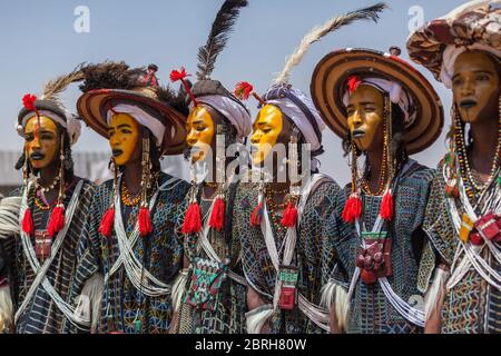 Gerewal Mbororo Wodaabe Nomaden Schönheitswettbewerb Bunte Make-up in traditioneller Kleidung Stockfoto