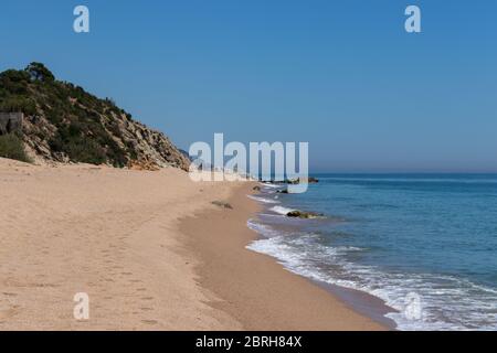 Leerer Strand am Canet de Mar in der Maresme Region nördlich von Barcelona, Spanien an sonnigen Tag im späten Frühjahr 2020 Stockfoto