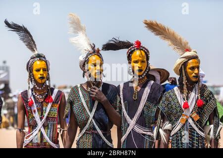 Gerewal Mbororo Wodaabe Nomaden Schönheitswettbewerb Bunte Make-up in traditioneller Kleidung Stockfoto