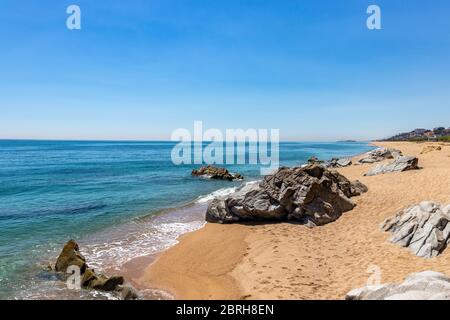 Leerer Strand am Canet de Mar in der Maresme Region nördlich von Barcelona, Spanien an sonnigen Tag im späten Frühjahr 2020 Stockfoto