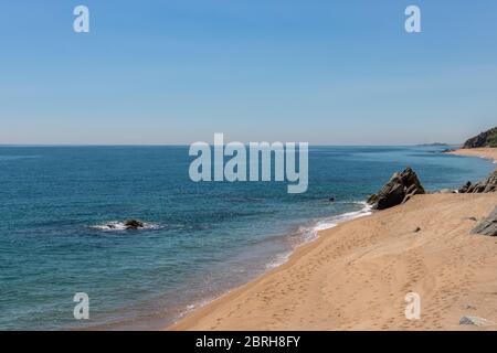 Leerer Strand am Canet de Mar in der Maresme Region nördlich von Barcelona, Spanien an sonnigen Tag im späten Frühjahr 2020 Stockfoto