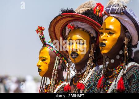 Gerewal Mbororo Wodaabe Nomaden Schönheitswettbewerb Bunte Make-up in traditioneller Kleidung Stockfoto