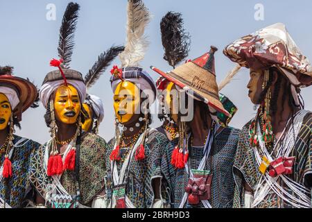 Gerewal Mbororo Wodaabe Nomaden Schönheitswettbewerb Bunte Make-up in traditioneller Kleidung Stockfoto