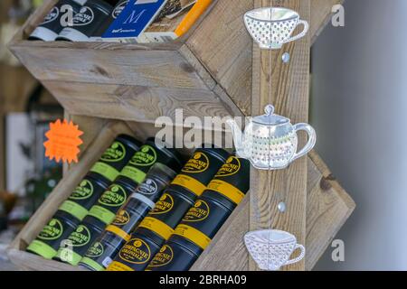 Saint-Palais-sur-Mer, Frankreich: Dosen und Kisten Tee und Kaffee auf Holzregalen in einem kleinen Fachgeschäft im Stadtzentrum gestapelt. Stockfoto