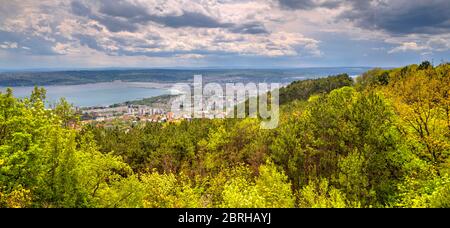 Schöne Landschaft über Stadt Varna in Bulgarien Stockfoto