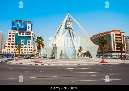 DUBAI, VAE - 24. FEBRUAR 2019: Deira Clock Tower ist ein Wahrzeichen in der Deira Gegend von Dubai in den Vereinigten Arabischen Emiraten entfernt Stockfoto
