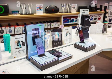 DUBAI, VAE - 25. FEBRUAR 2019: Samsung Galaxy S10 Smartphone Samsung Store in der Dubai Mall Stockfoto
