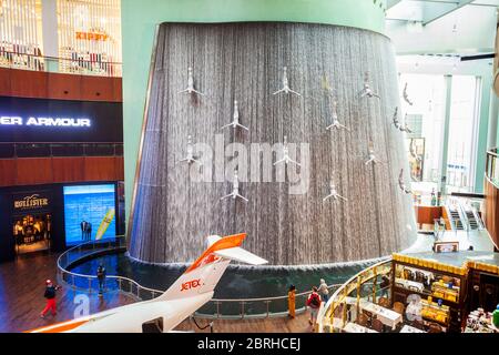 DUBAI, VAE - 25. FEBRUAR 2019: Wasserfall in der Dubai Mall in VAE Stockfoto