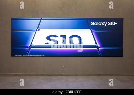 DUBAI, VAE - 25. FEBRUAR 2019: Samsung Galaxy S10 Smartphone Samsung Store in der Dubai Mall Stockfoto