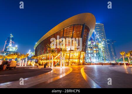 DUBAI, VAE - 25. FEBRUAR 2019: Dubai Opera ist ein Performing Arts Center in der Innenstadt von Dubai in den Vereinigten Arabischen Emiraten entfernt Stockfoto