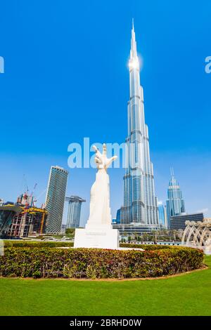 DUBAI, VAE - 26. FEBRUAR 2019: Sieg, Sieg und Liebe Drei-finger-Statue in der Nähe des Burj Khalifa Tower in Dubai in den VEREINIGTEN ARABISCHEN EMIRATEN Stockfoto