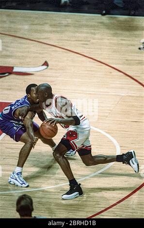 Michael Jordan tritt bei den NBA Finals 1997 gegen Shandon Anderson vom Utah Jazz an Stockfoto