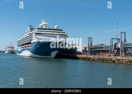 Southampton, England, Großbritannien. 2020. Zwei an der Seite anliegete Kreuzfahrtschiffe warten auf Segelanweisungen. Stockfoto