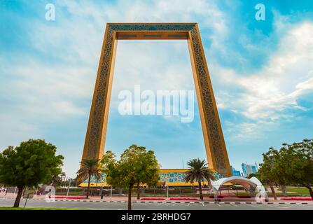 DUBAI, VAE - 27. FEBRUAR 2019: Dubai Frame ist ein architektonisches Wahrzeichen in der Zabeel Park in der Stadt Dubai in den Vereinigten Arabischen Emiraten entfernt Stockfoto