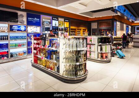 DUBAI, VAE - MÄRZ 02, 2019: Alkohol Shop in den Duty Free Zone in den Internationalen Flughafen von Dubai in den VEREINIGTEN ARABISCHEN EMIRATEN Stockfoto