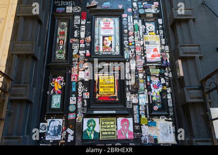 Einige Nachricht für COVID-19 am Eingang des Search and Destroy Store am St. Mark's Place East Village New York City während der Quarantäne für New Yo Stockfoto