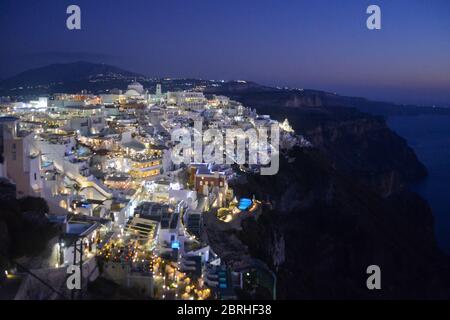 Fira: Dämmerung nach Sonnenuntergang über den weiß gewaschenen Häusern und Blick auf die Caldera. Stantorini. Griechenland Stockfoto