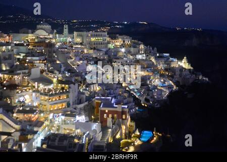 Fira: Dämmerung nach Sonnenuntergang über den weiß gewaschenen Häusern und Blick auf die Caldera. Stantorini. Griechenland Stockfoto