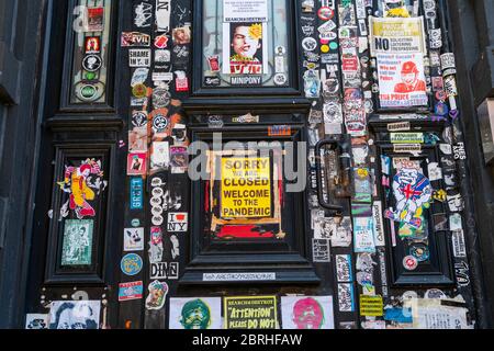 Einige Nachricht für COVID-19 am Eingang des Search and Destroy Store am St. Mark's Place East Village New York City während der Quarantäne für New Yo Stockfoto