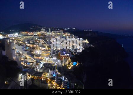 Fira: Dämmerung nach Sonnenuntergang über den weiß gewaschenen Häusern und Blick auf die Caldera. Stantorini. Griechenland Stockfoto