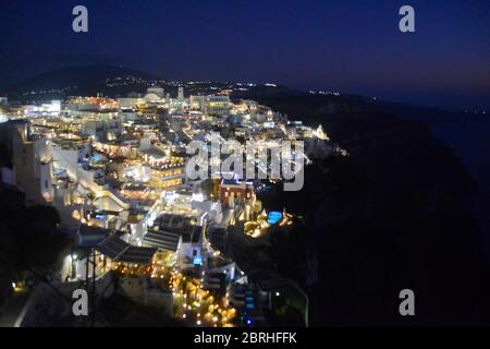 Fira: Dämmerung nach Sonnenuntergang über den weiß gewaschenen Häusern und Blick auf die Caldera. Stantorini. Griechenland Stockfoto