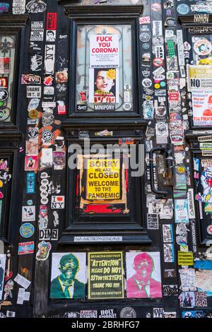 Einige Nachricht für COVID-19 am Eingang des Search and Destroy Store am St. Mark's Place East Village New York City während der Quarantäne für New Yo Stockfoto