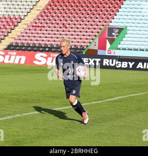 Hergestellt in Chelseas Jamie Laing Proben für Rugby-Hilfe für Helden 2015. Das erste Rugby-Hilfe-Spiel, mit ehemaligen internationalen Spielern, Prominenten und Mitgliedern der Streitkräfte, fand am Freitag, 4. September im Twickenham Stoop Stadion statt. Das Spiel wurde live auf BT Sport gezeigt Und Bewusstsein durch den Sport des Rugby, die Fangemeinde und die breitere professionelle Spieler-Netzwerk, um Militärpersonal den Übergang zurück vom Militärdienst zum zivilen Leben zu unterstützen. Stockfoto