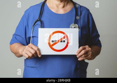 Rauchen aufhören, kein Tabak Tag, Arzt hält kein Rauchen Zeichen Stockfoto
