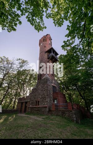 Bismarckturm in Bad Freienwalde. Deutschland EIN Bismarckturm ist ein spezifisches Denkmal, das zu Ehren seines ersten Kanzlers, Otto von Bismarck, errichtet wurde. Stockfoto