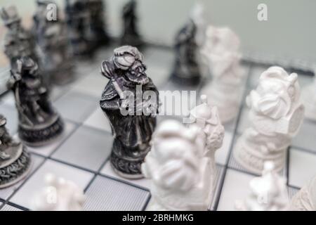 Osmanisches orientalisches Schachset. Fokussierung auf den Schwarzen König (Sultan). Schwarzer König gegen weiße Satz, Schachfiguren. Sultane. Nahaufnahme zum König. Stockfoto