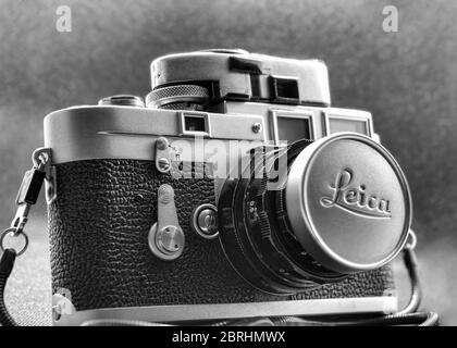 Rom, Italien - 19. Mai 2020: Retro-Design der gebrauchten Vintage-Mythikkamera Leica M2 mit Lichtmesser, Leica M2 ist eine 35 mm Entfernungsmesserkamera von Ernst Lit Stockfoto