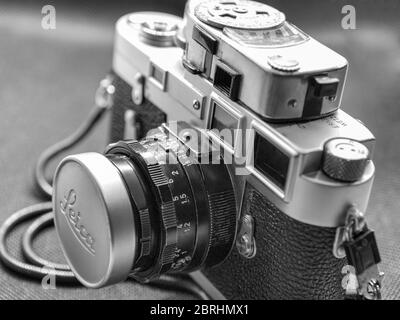 Rom, Italien - 19. Mai 2020: Retro-Design der gebrauchten Vintage-Mythikkamera Leica M2 mit Lichtmesser, Leica M2 ist eine 35 mm Entfernungsmesserkamera von Ernst Lit Stockfoto