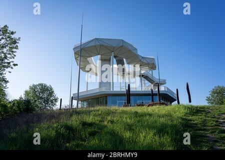 BERLIN - 20. MAI 2020: Der neue Aussichtsturm Wolkenhain im Berliner Bezirk Marzahn-Hellersdorf. Stockfoto