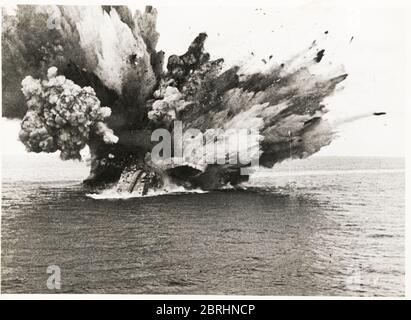 Vintage-Foto 2. Weltkrieg - Untergang der HMS Barham 1941 im Mittelmeer - von deutschen U-Boot getroffen, nehmen nach Magazin Explosion. 859 Männer verloren. Stockfoto